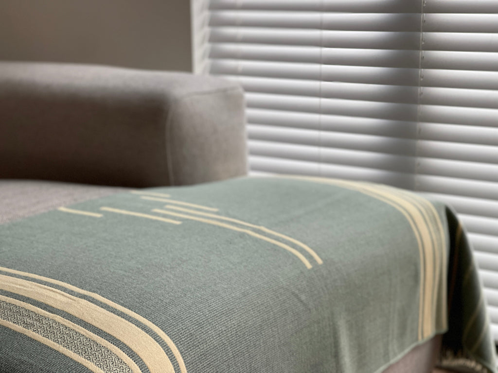 Equinoccio Throw Blanket